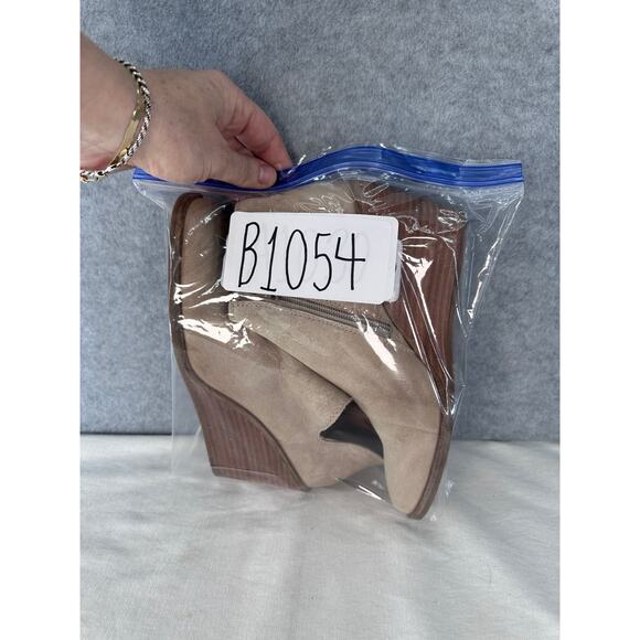 Lucky Brand Woman’s sz 6 Melindi Wedge Bootie Camel Suede Leather Size Neutral - Picture 8 of 8